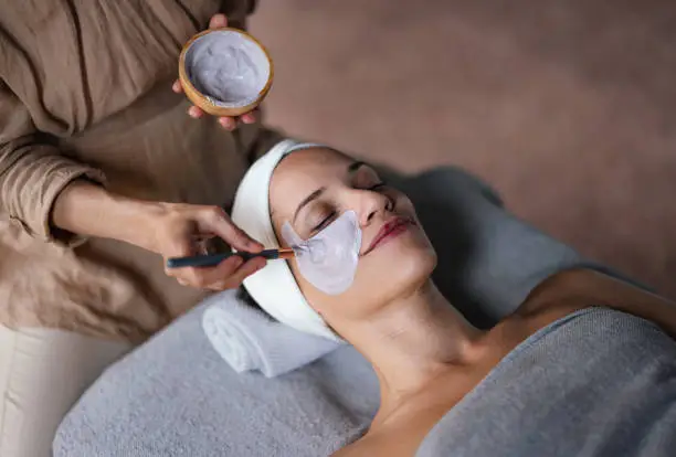 Mujer recibiendo un tratamiento facial